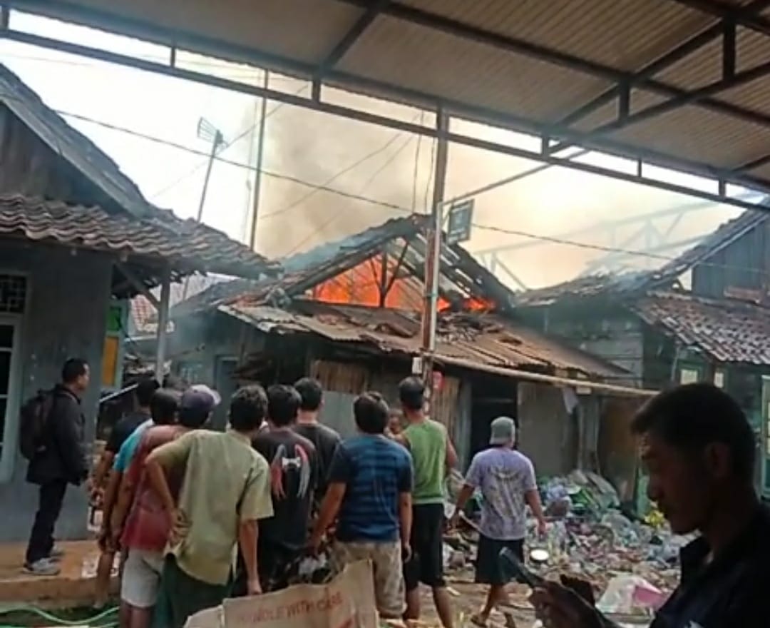 Tiga Rumah Di Kelurahan Jenggot Kota Pekalongan Hangus Terbakar