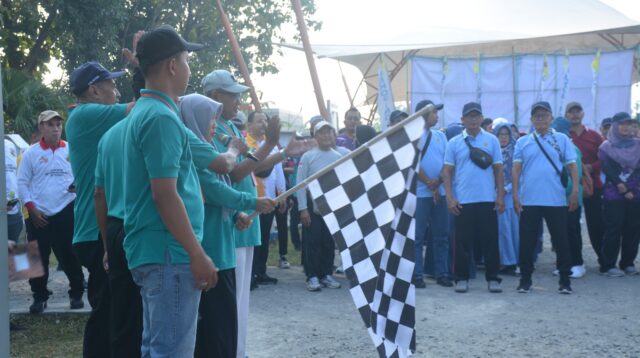 95 Koperasi Di Batang Kerahkan Anggotanya Ramaikan Jalan Sehat Harkop Ke-76