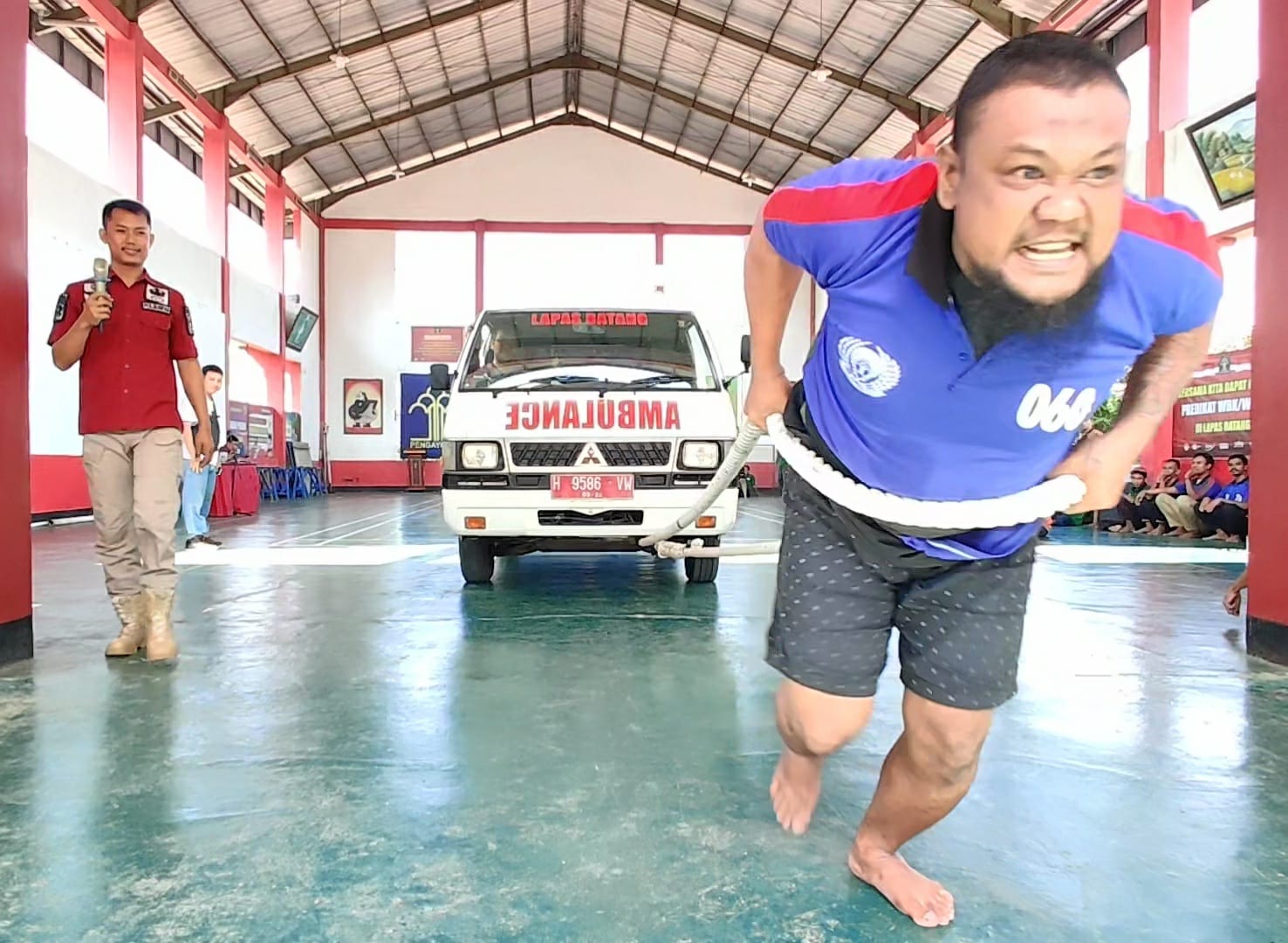 Lomba Manusia Terkuat Strongman Lapas Batang Tarik Ambulance Seberat 2,3 Ton