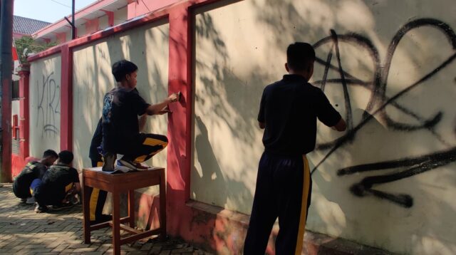 Hentikan Aksi Vandalisme Pelajar SMAN 1 Batang Bersihkan Tembok Untuk Lomba Mural