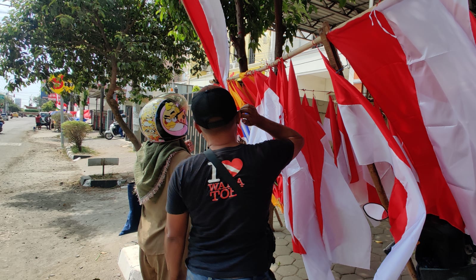 Cerita Dedi Warga Jabar 30 Tahun Jualan Bendera di Kota Pekalongan Dari Sambat Dagangan Sepi Hingga Diusir