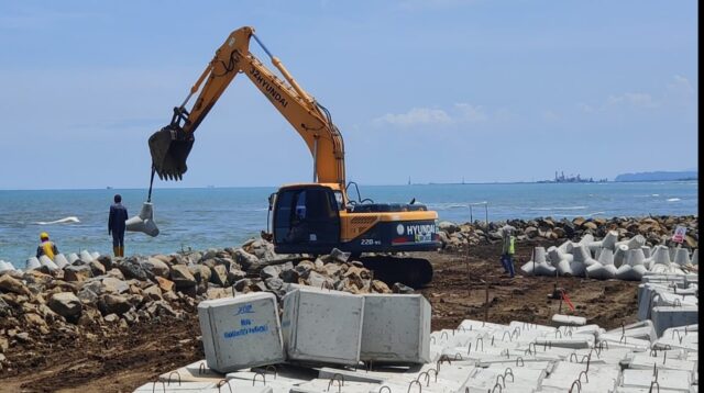 Tak Dibayar, Material Tanggul Pantai Slamaran Kota Pekalongan Terancam Diambil Paksa Oleh Pemiliknya