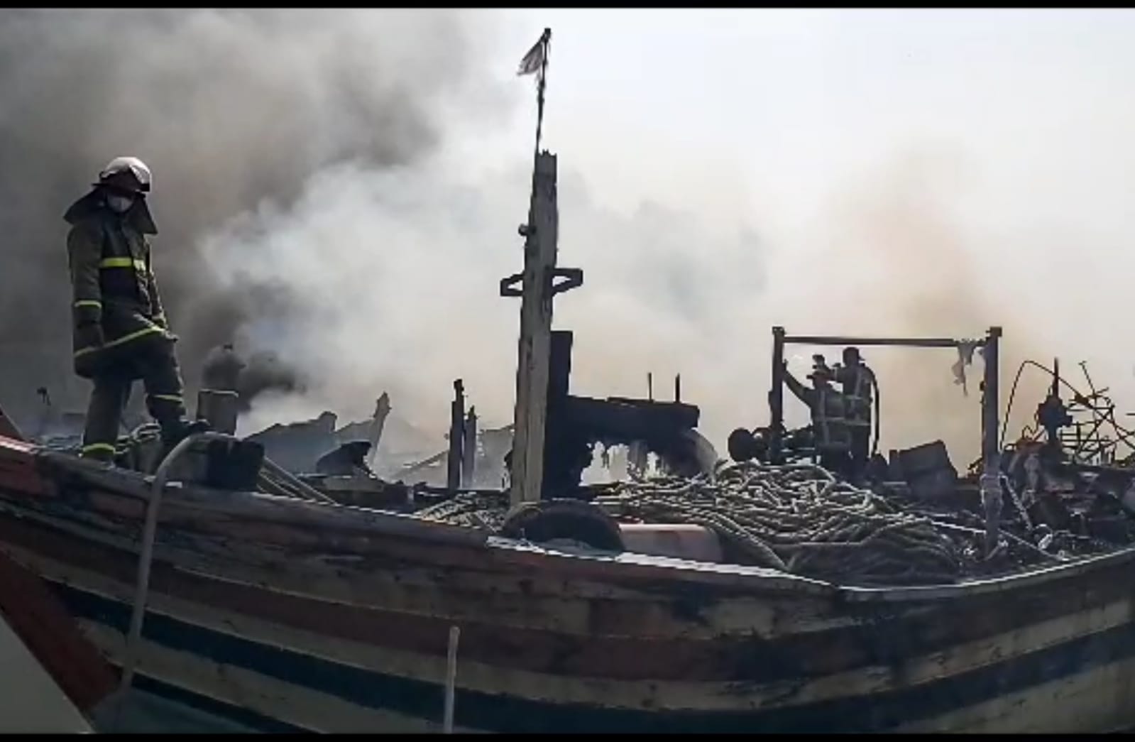 Jumlah Kapal Terbakar di Pelabuhan Jongor Kota Tegal Capai 52 Unit