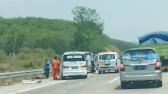 Mobil Jenazah Sundul Bokong Truk di Tol Batang, Satu Jiwa Pindah Alam