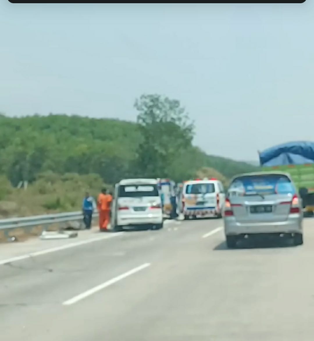 Mobil Jenazah Sundul Bokong Truk di Tol Batang, Satu Jiwa Pindah Alam