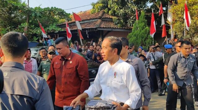 Blusukan Ke Pasar Grogolan Jokowi Tebar Amplop dan Sembako, Pedagang Diminta Pulang Sore