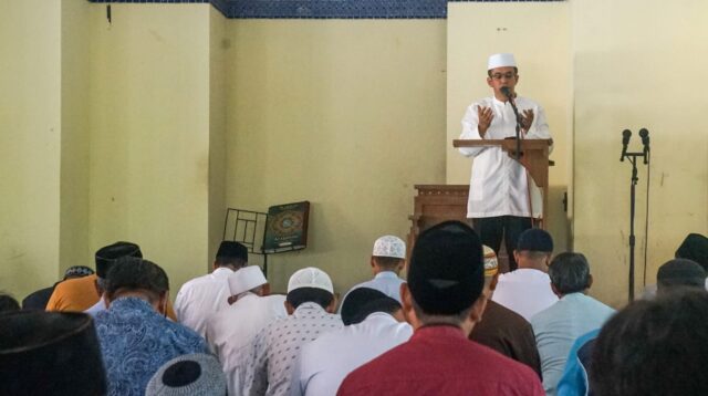 Rizal Bawazier Isi Khutbah Jum'at di Masjid Al Irsyad Pemalang