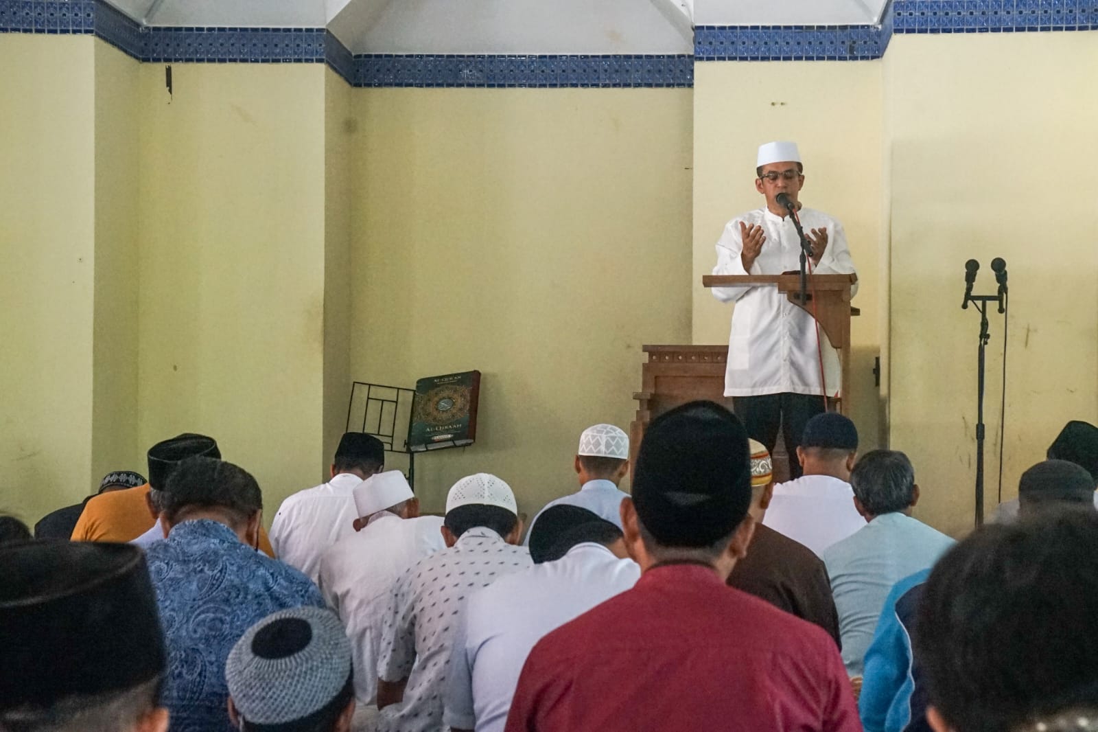 Rizal Bawazier Isi Khutbah Jum'at di Masjid Al Irsyad Pemalang