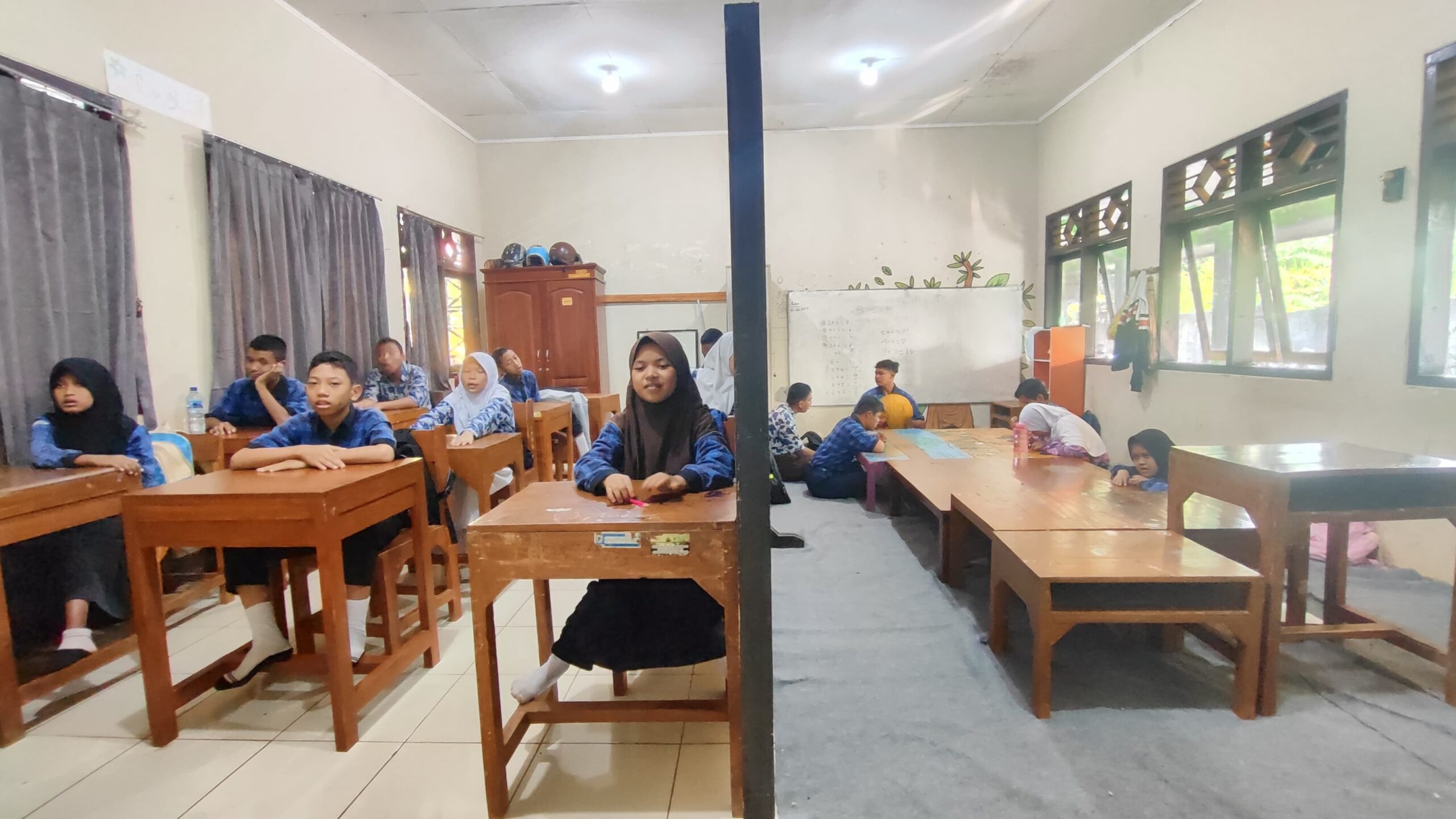 Kekurangan Kelas, SLB Negeri Batang Pilih Sekat Ruangan Untuk Kegiatan Belajar