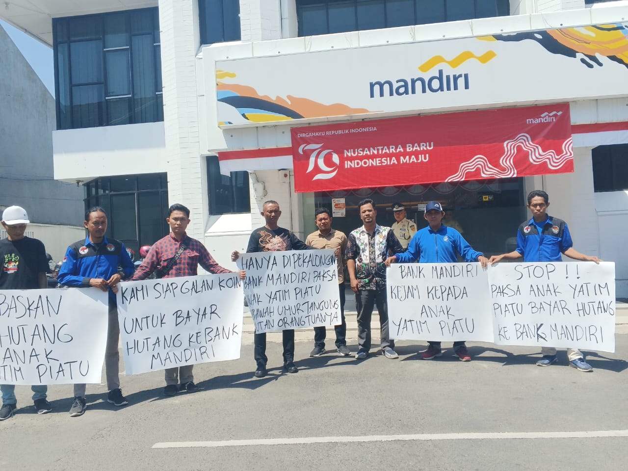 Tetap 'Paksakan' Anak Yatim Piatu Lunasi Utang Almarhum Kedua Orang Tuanya, Bank Mandiri Pekalongan Didemo