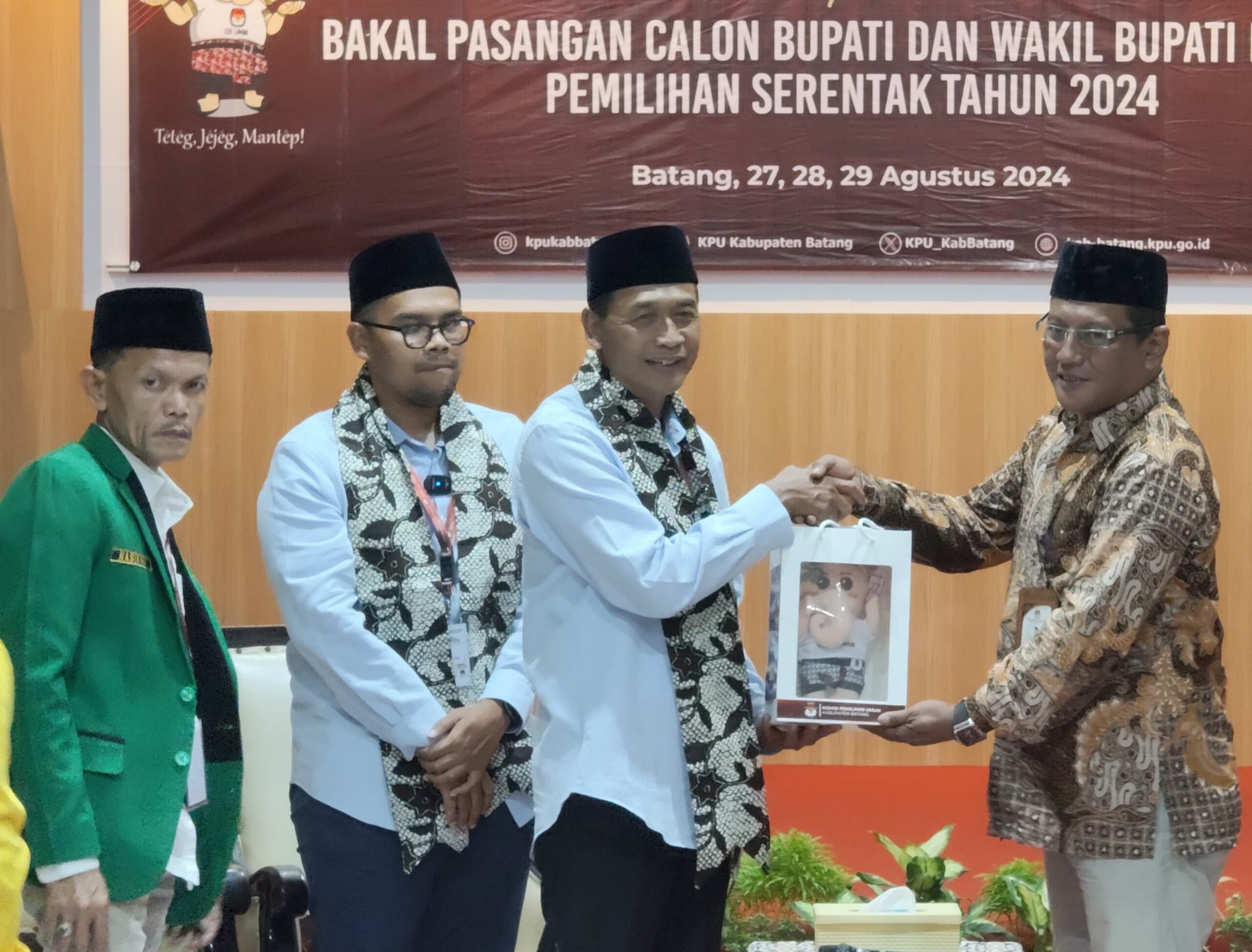 Duet Beda Generasi Faiz-Suyono Mendaftar ke KPU Batang, Jawab Isu Bupati Impor