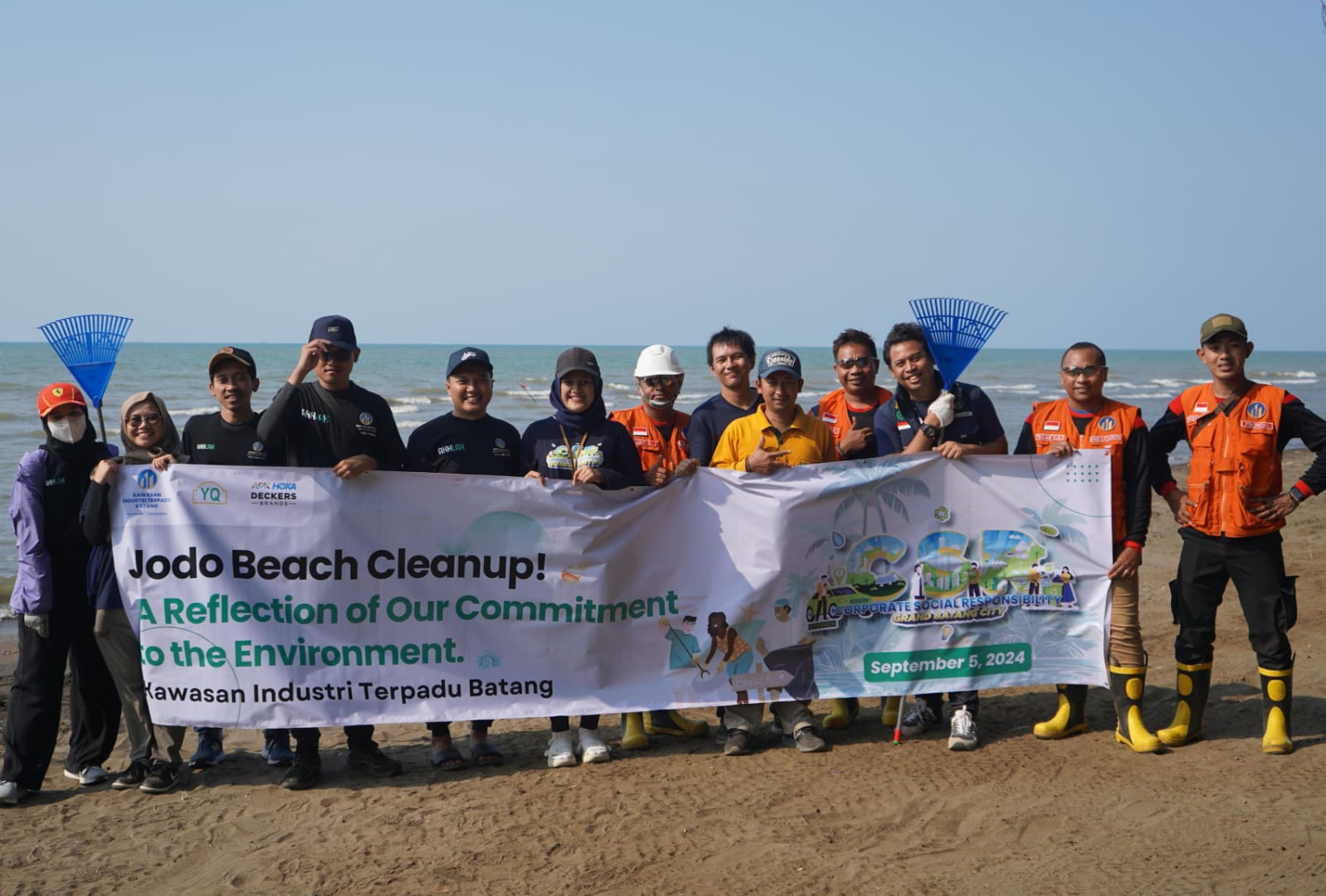 PT KITB Berkolaborasi dengan Yih Quan Footwear Indonesia dan Decker HOKA Bersihkan Sampah Pantai Jodo