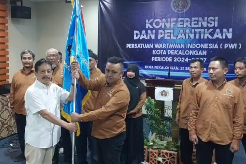 Sentil Banyaknya Karangan Bunga di Pelantikan Pengurus PWI Kota Pekalongan, Amir Machmud Sebut Tanda Respek Mitra Kerja