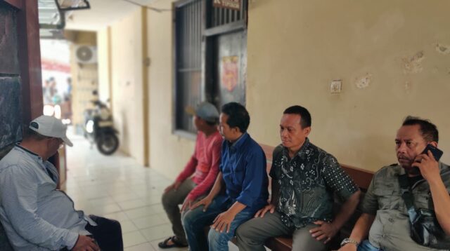 Datangi Kantor Polisi, Belasan Warga Mengadukan Kades Wuled Pekalongan Salahgunakan Wewenang