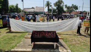 Warga Desa Wuled Kembali Demo Bawa Keranda Ke Kantor Camat