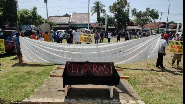 Warga Desa Wuled Kembali Demo Bawa Keranda Ke Kantor Camat