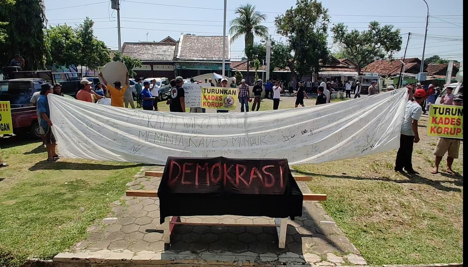 Warga Desa Wuled Kembali Demo Bawa Keranda Ke Kantor Camat