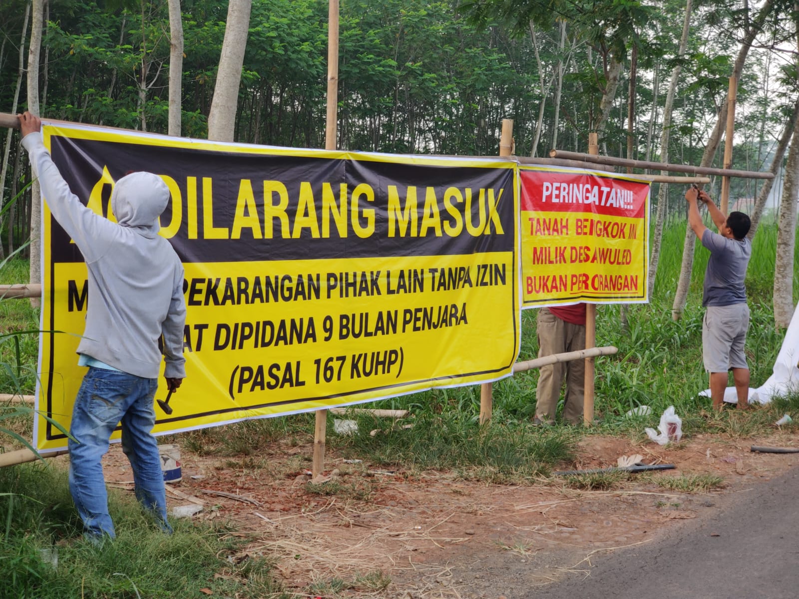 Buntut Perseteruan dengan Kades, Warga Desa Wuled Pekalongan Tutup Akses Jalan Tanah Bengkok