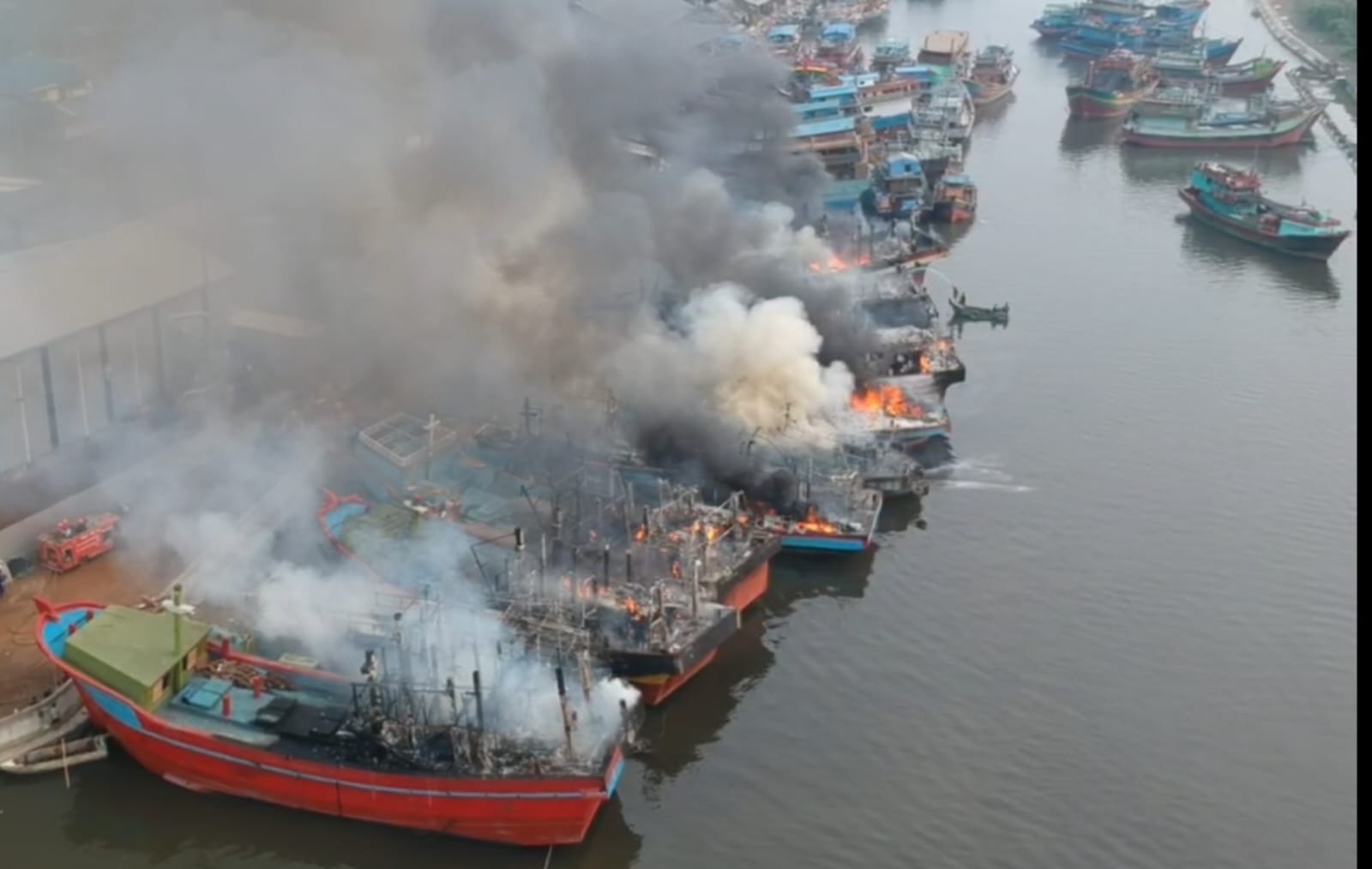 Belasan Kapal Sandar di Kota Pekalongan Terbakar