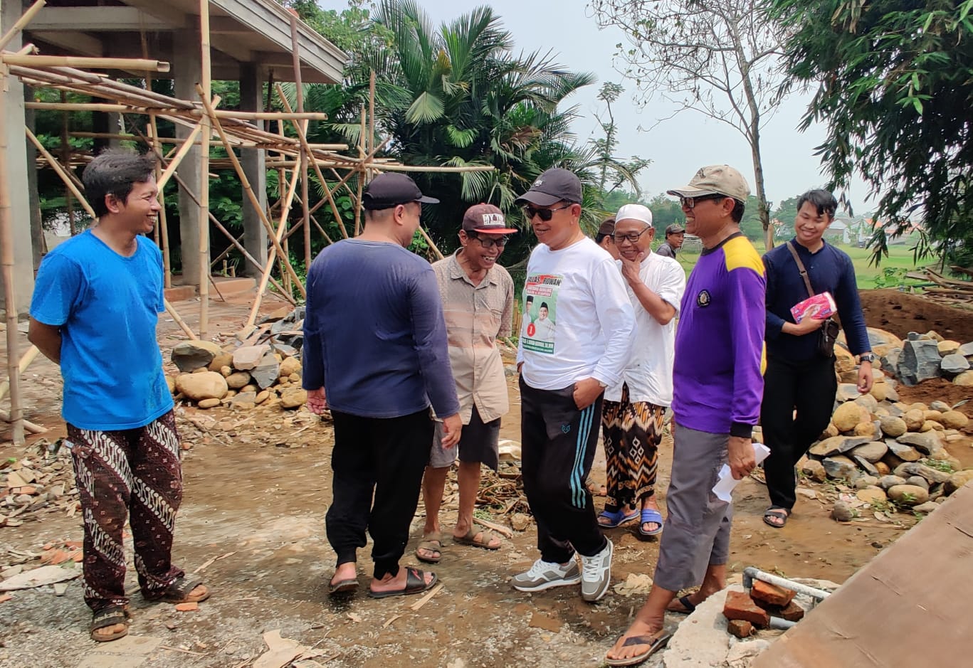 Temui Warga, Cabup Batang Fauzi Fallas Serap Aspirasi dan Bantu Pembangunan Masjid,