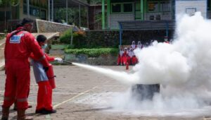 Puluhan Pelajar SMP di Batang Belajar Padamkan Api dalam Program BEST Class Goes to School