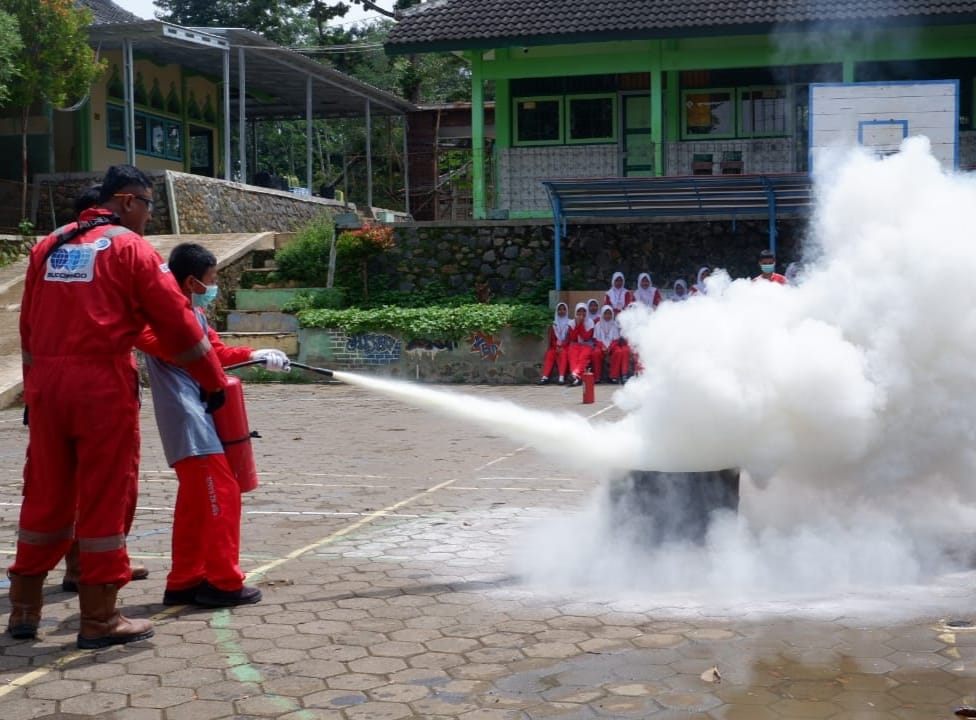 Puluhan Pelajar SMP di Batang Belajar Padamkan Api dalam Program BEST Class Goes to School