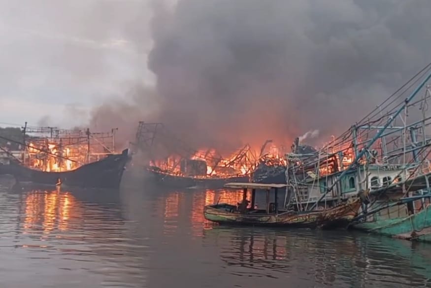 Kembali Puluhan Kapal di Pelabuhan Tegal Terbakar