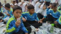 Uji Coba MBG, Ratusan Anak Makan Olahan Ikan