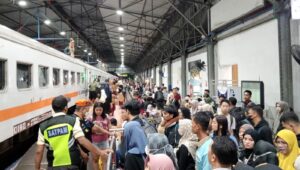 Puluhan Ribu Penumpang Kereta Api Berangkat dari Stasiuan Daop IV Semarang pada Momen Tahun Baru 2025