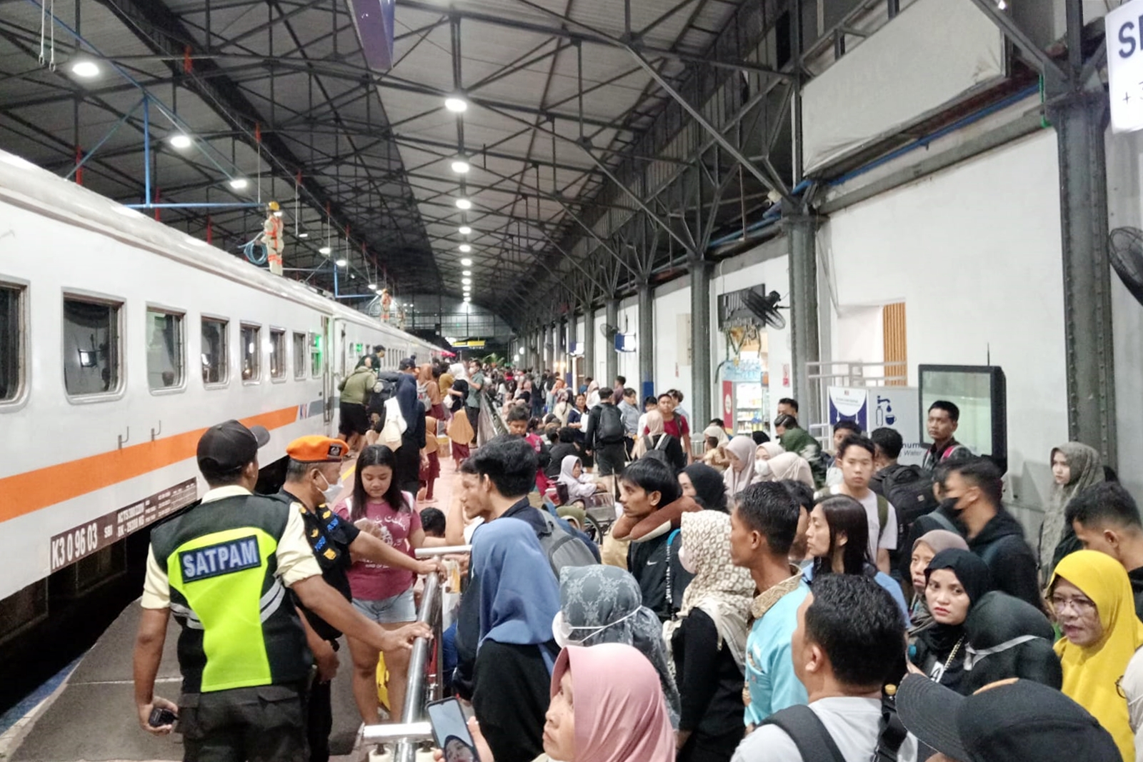 Puluhan Ribu Penumpang Kereta Api Berangkat dari Stasiuan Daop IV Semarang pada Momen Tahun Baru 2025