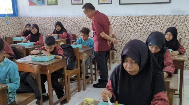 Ratusan Pelajar SDN 01 Wanarejan Pemalang MBG di Hari Bhakti Imigrasi