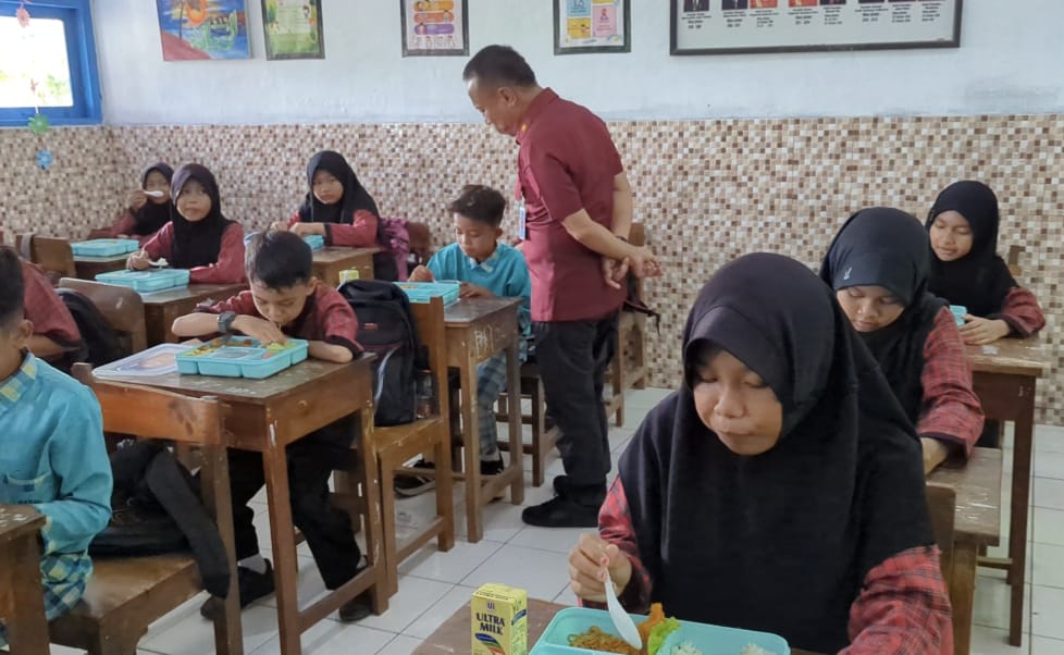 Ratusan Pelajar SDN 01 Wanarejan Pemalang MBG di Hari Bhakti Imigrasi