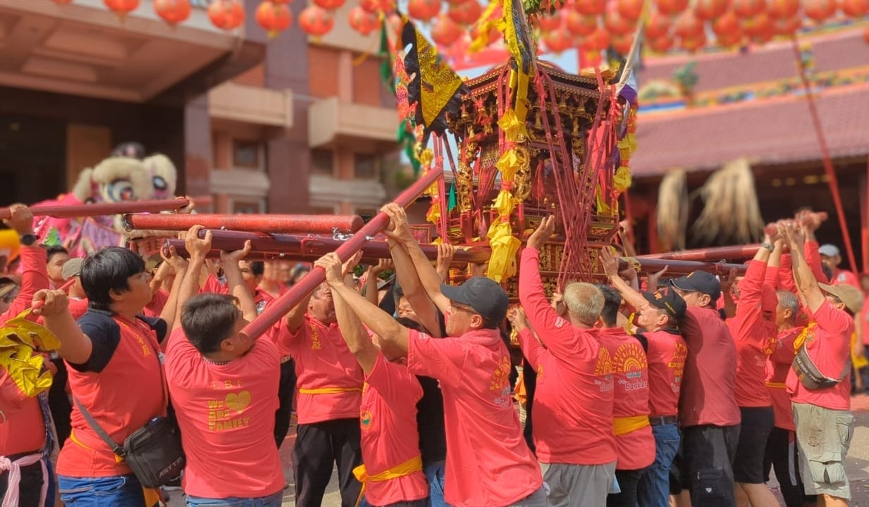 Klenteng Po An Thian Kota Pekalongan Kirab 10 Patung Dewa